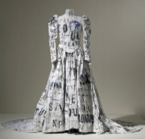 Chiếc váy này được hoàn thiện trong năm 1995, mà bây giờ được trưng bày tại Bảo tàng Nghệ thuật Orland. Chiếc áo mang tên Emily Dickinson lấy ý tưởng rùng rợn từ những bóng ma.